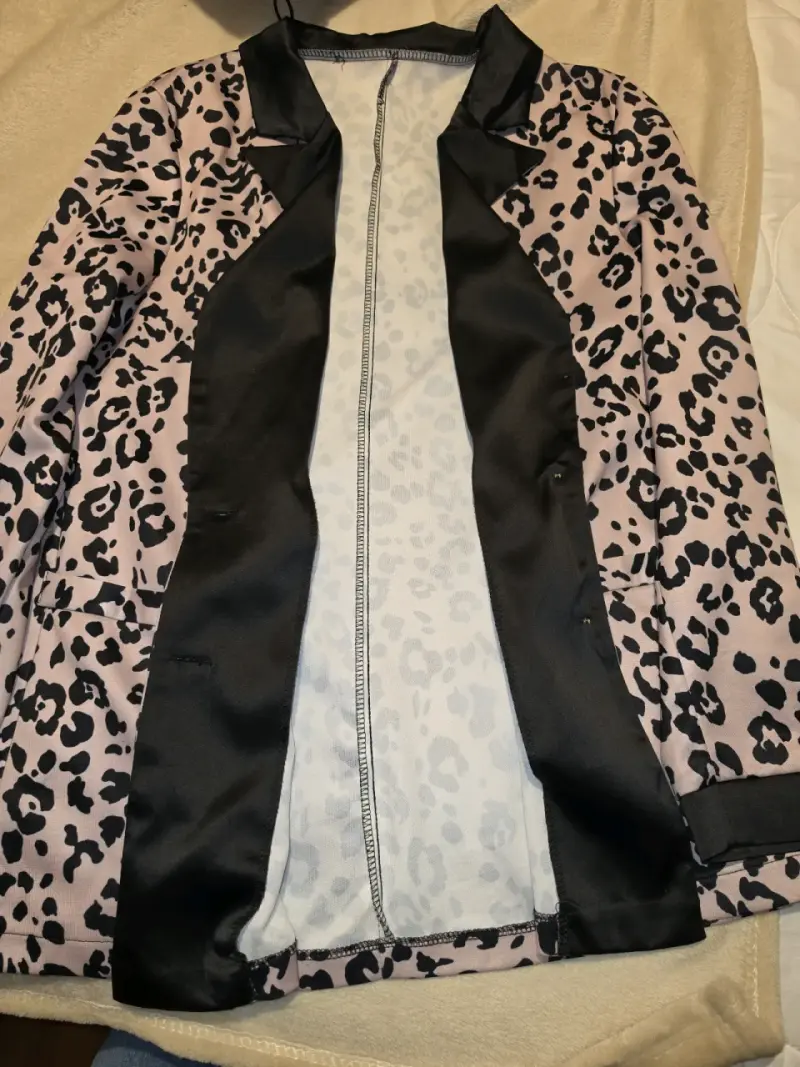 Blazer de leopardo con cuello negro, tela ligera - 4