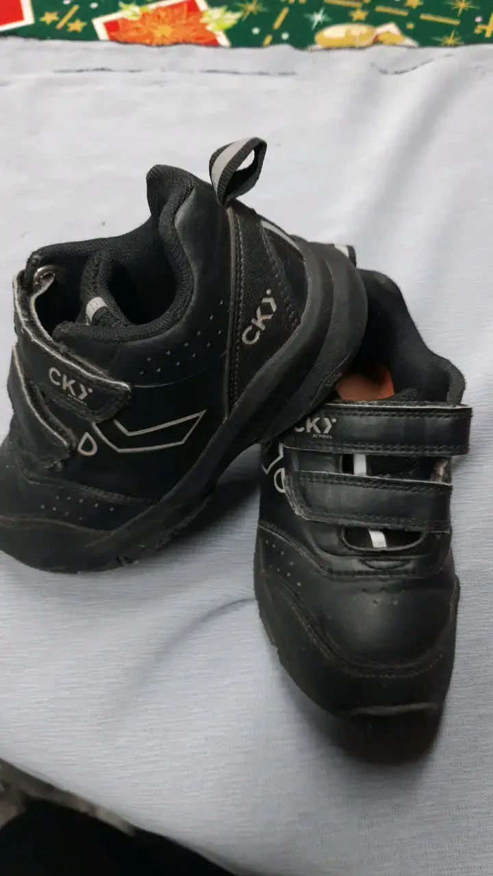 Zapatillas negras CKY para niños