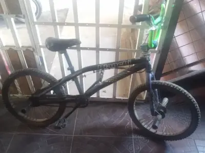 Bicicleta BMX Bianchi negra con manubrio verde - miniatura 1