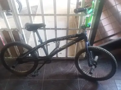 Bicicleta BMX Bianchi negra con manubrio verde - miniatura 2