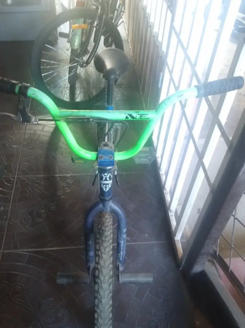 Bicicleta BMX Bianchi negra con manubrio verde - 3