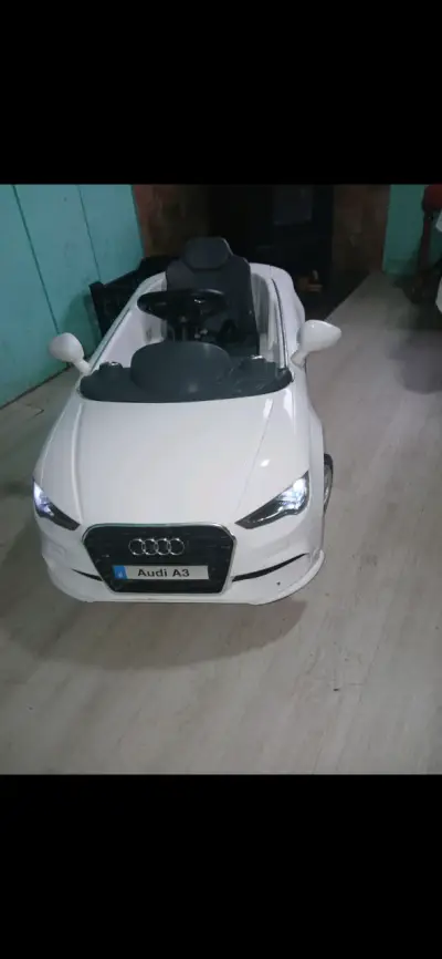 Auto a batería Audi blanco para niños - miniatura 3