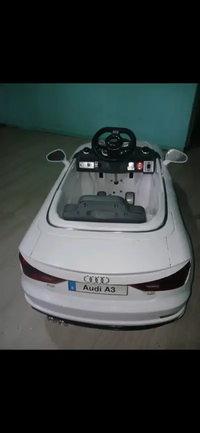Auto a batería Audi blanco para niños - miniatura 4