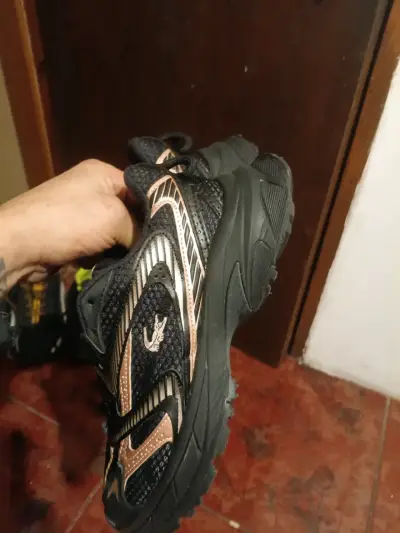 Zapatillas deportivas negras con detalles dorados - miniatura 1