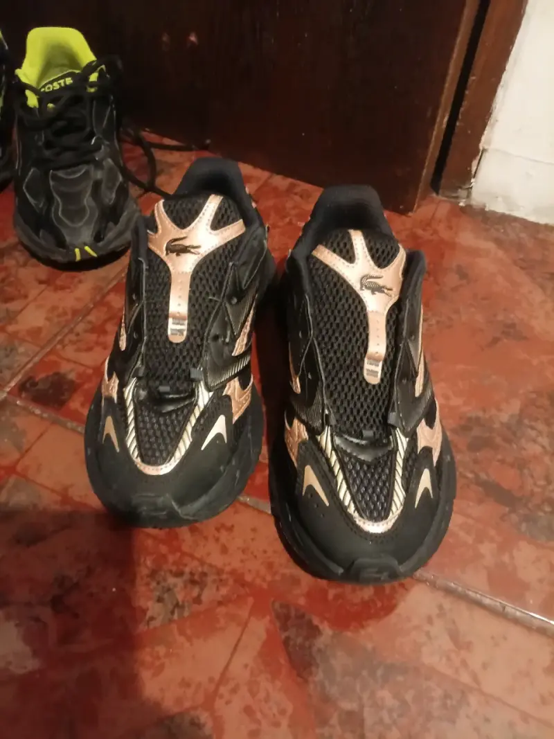 Zapatillas deportivas negras con detalles dorados - 2