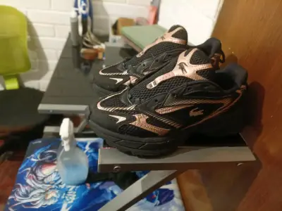 Zapatillas deportivas negras con detalles dorados - miniatura 3