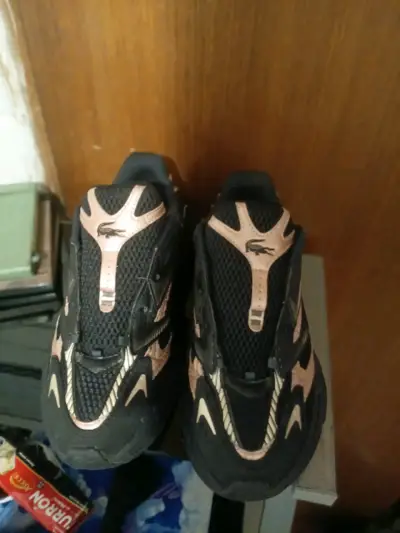 Zapatillas deportivas negras con detalles dorados - miniatura 4