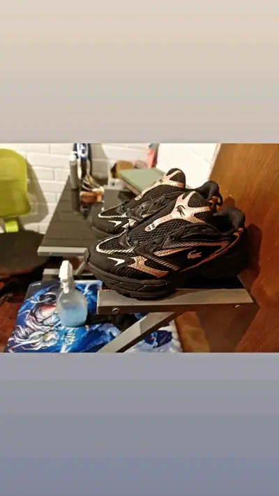 Zapatillas deportivas negras con detalles dorados - miniatura 5