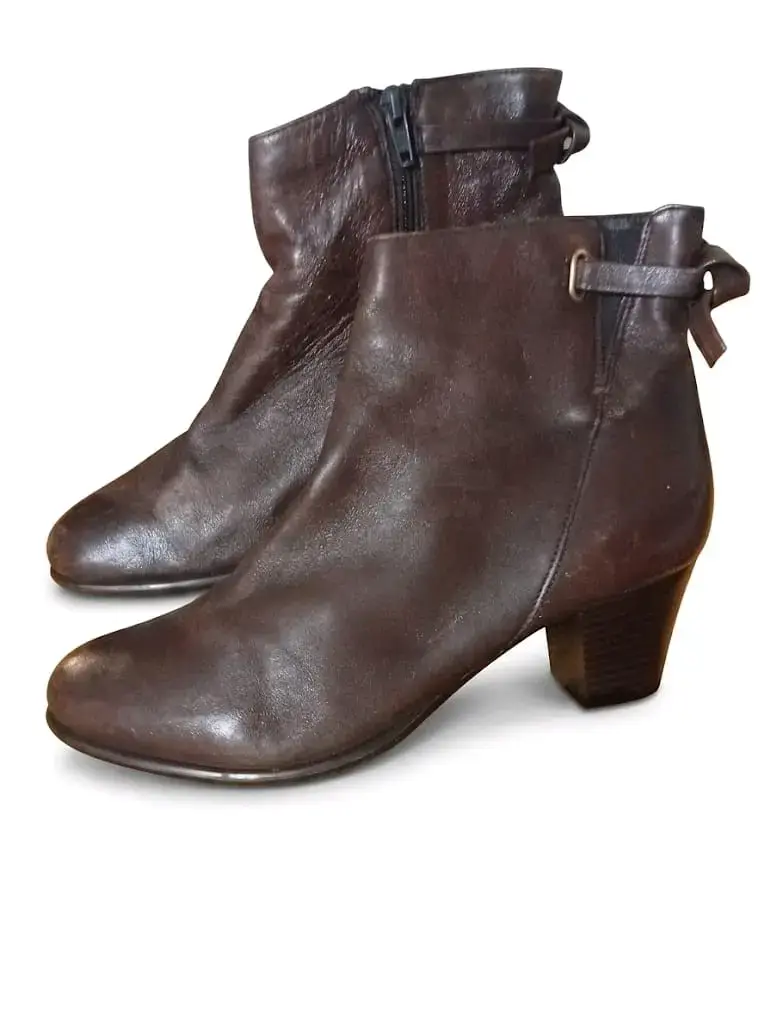 Botines de cuero marrón con tacón medio