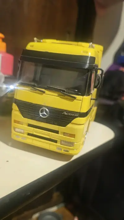 Camión de juguete Mercedes Actros amarillo - miniatura 1