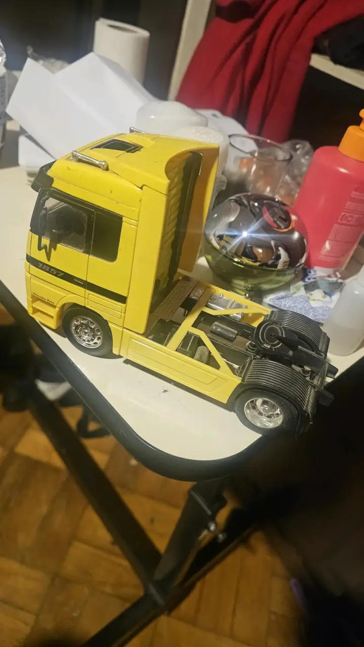 Camión de juguete Mercedes Actros amarillo - 2