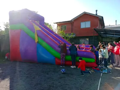 Tobogán inflable multicolor para niños - miniatura 3
