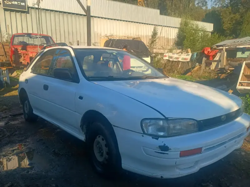 Auto compacto blanco en buen estado - 2