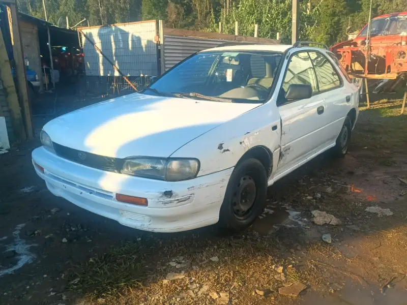 Auto compacto blanco en buen estado - 3