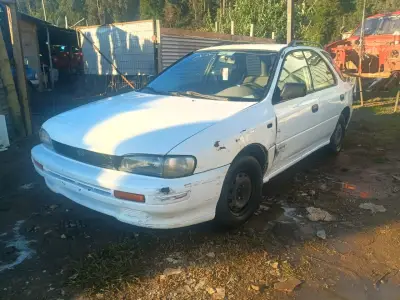 Auto compacto blanco en buen estado - miniatura 3
