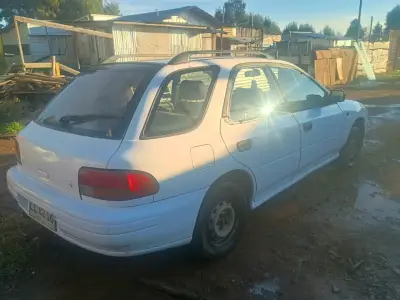 Auto compacto blanco en buen estado - miniatura 4