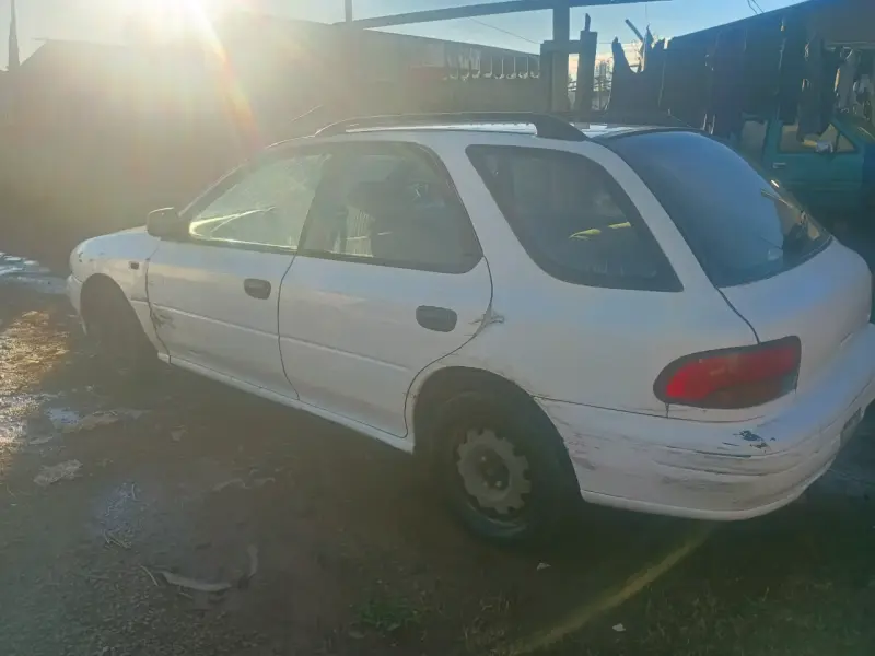 Auto compacto blanco en buen estado - 5