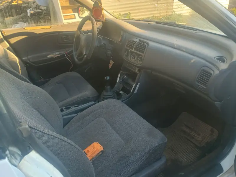 Auto compacto blanco en buen estado - 6