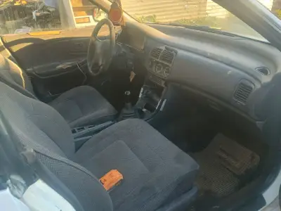 Auto compacto blanco en buen estado - miniatura 6