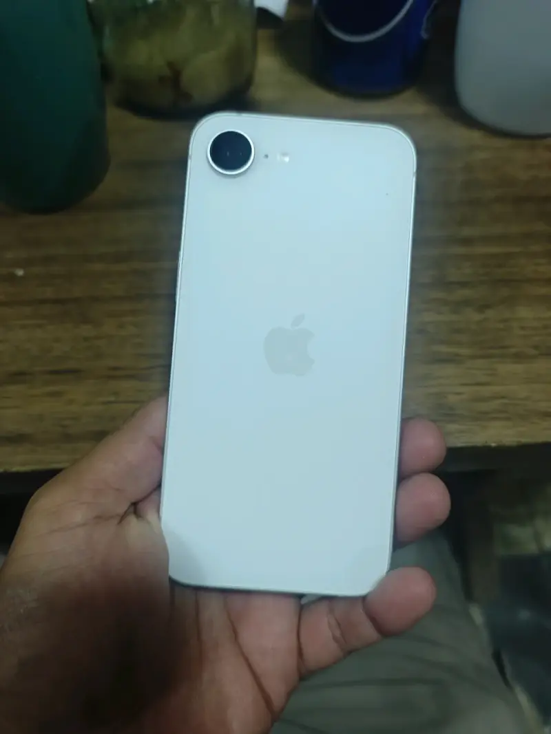 iPhone 16 E casi nuevo - 1