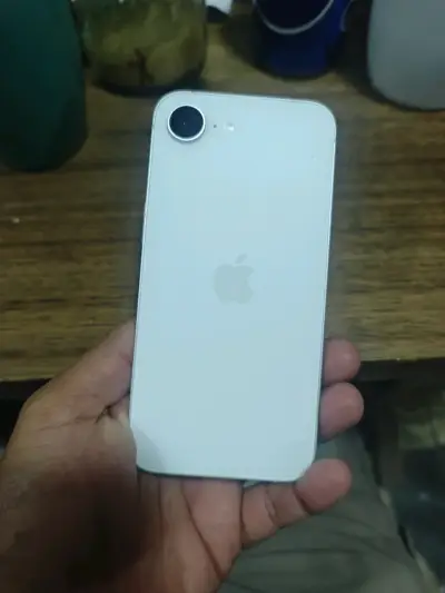 iPhone 16 E casi nuevo - miniatura 1