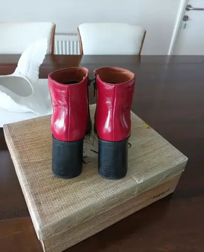 Botines rojos de cuero con tacón 6 cms de alto - miniatura 4