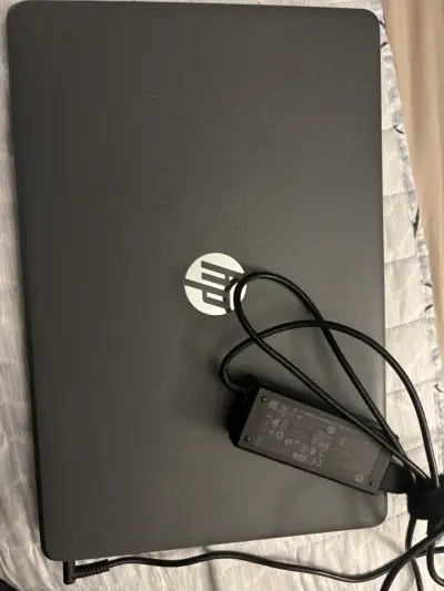 Laptop HP con cargador incluido - miniatura 1