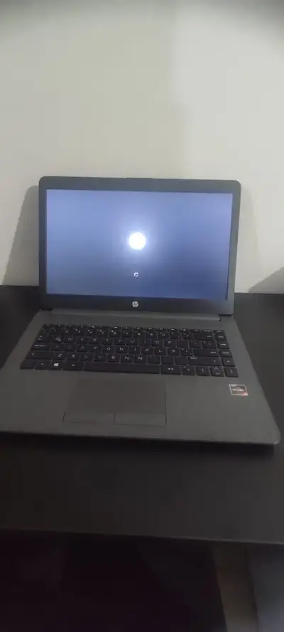 Laptop HP con procesador AMD Ryzen - miniatura 1
