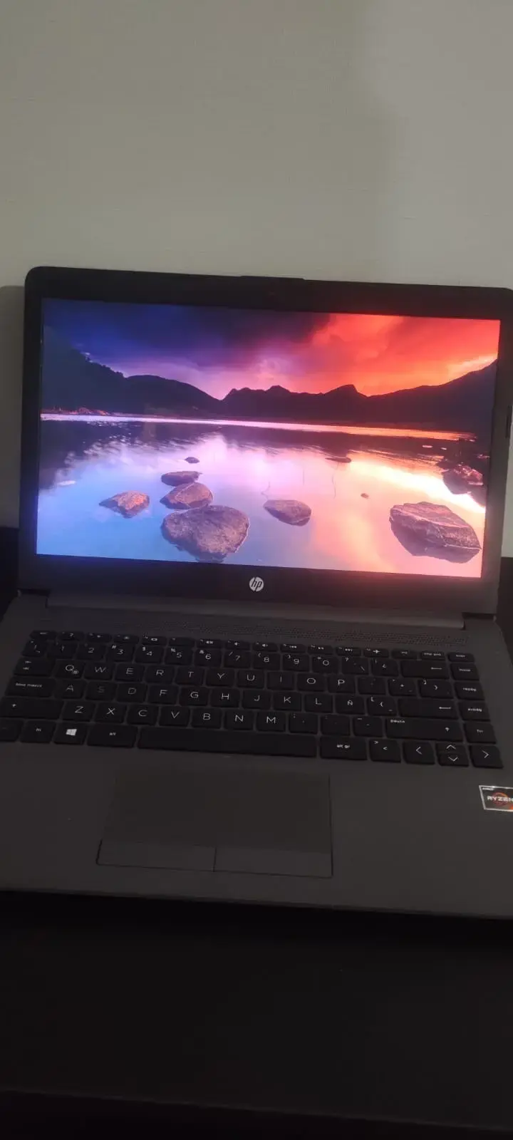 Laptop HP con procesador AMD Ryzen - 2