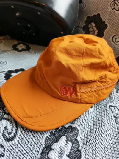 Gorra deportiva naranja con logo - miniatura 1