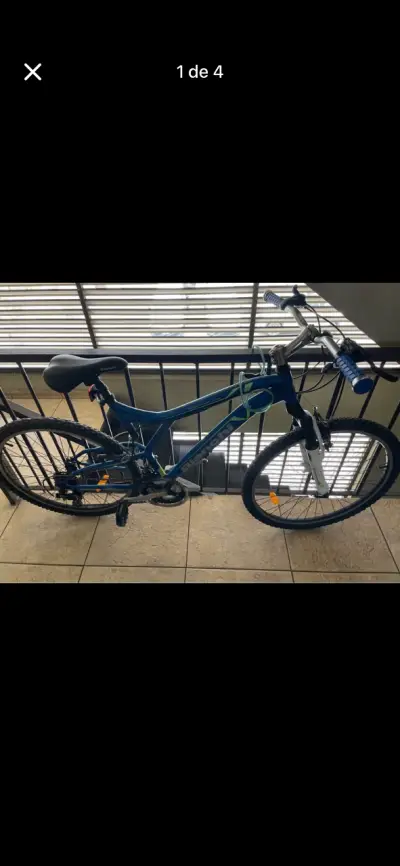 Bicicleta de montaña azul con suspensión - miniatura 1