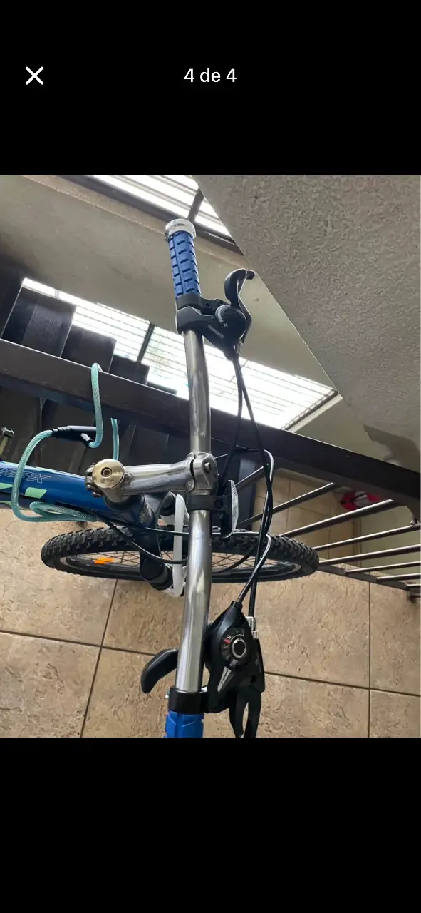 Bicicleta de montaña azul con suspensión - 2
