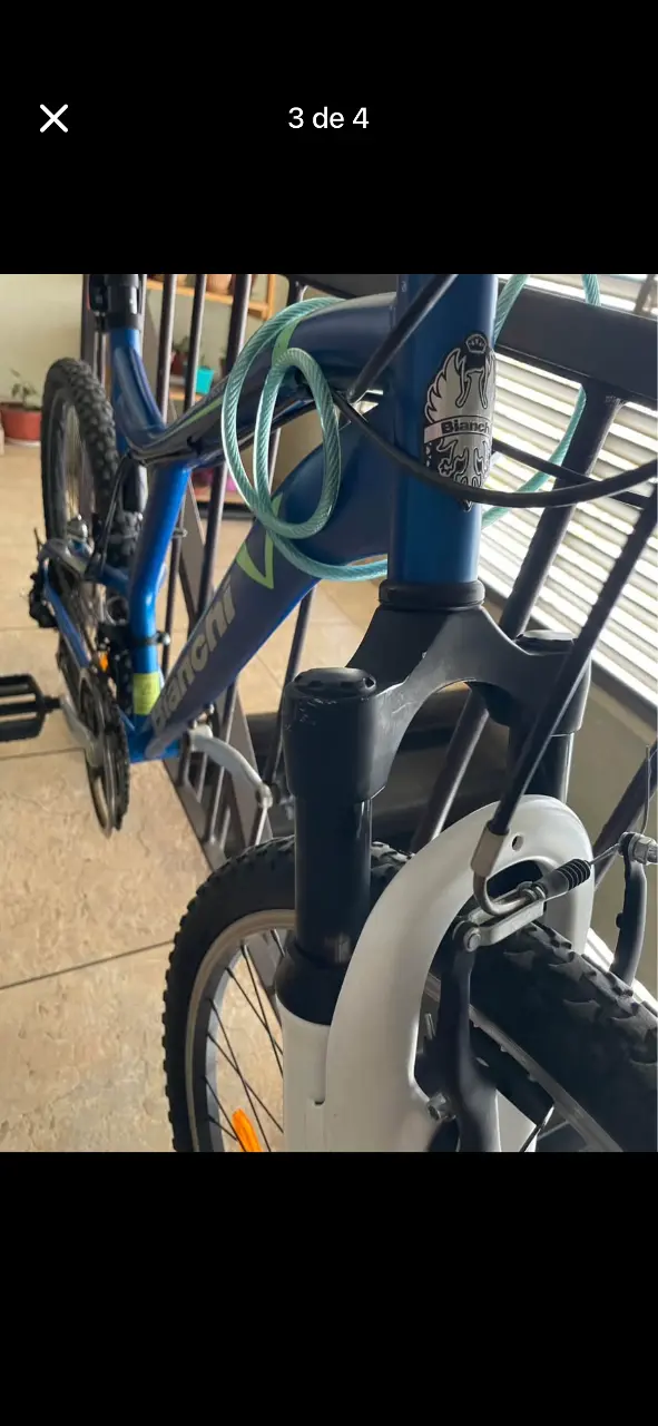 Bicicleta de montaña azul con suspensión - 4