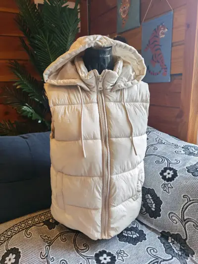 Chaleco acolchado con capucha beige - miniatura 1