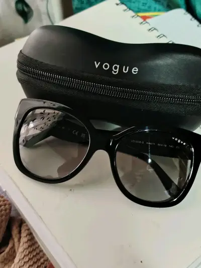 Gafas de sol Vogue negras con estuche - miniatura 1