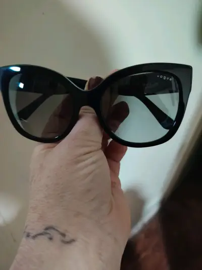 Gafas de sol Vogue negras con estuche - miniatura 2