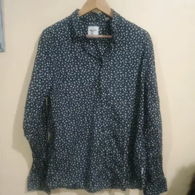 Camisa azul con estampado floral - miniatura 1