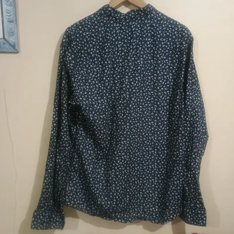 Camisa azul con estampado floral - 2