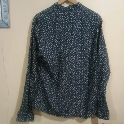 Camisa azul con estampado floral - miniatura 2
