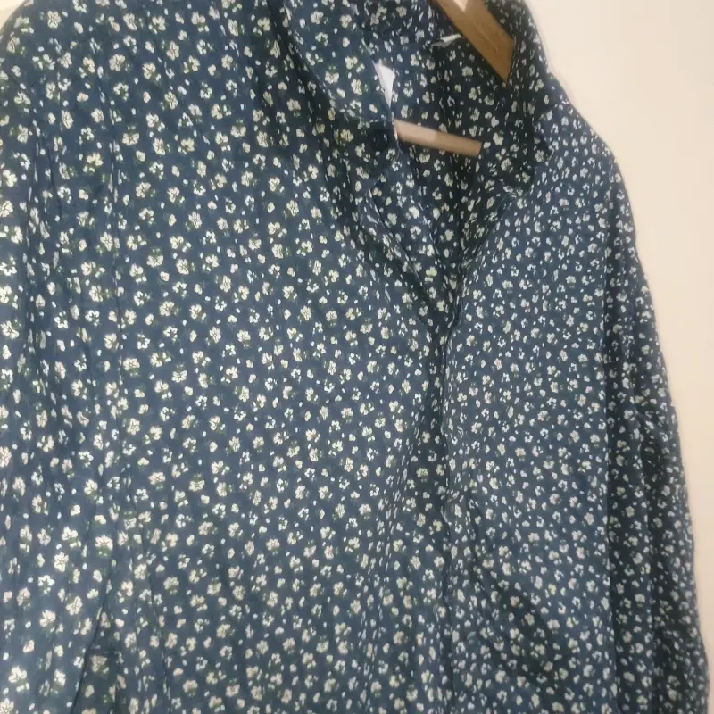 Camisa azul con estampado floral - 3