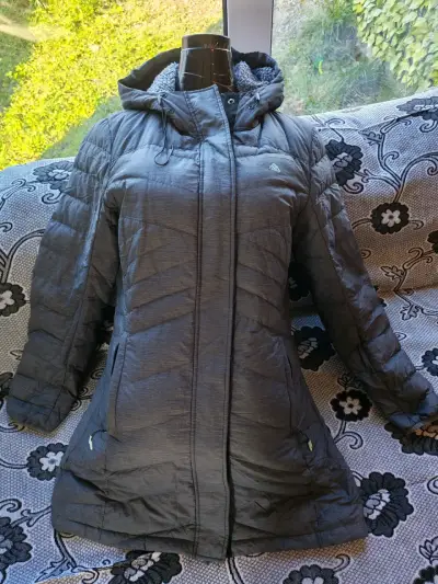 Chaqueta de invierno gris con capucha - miniatura 1