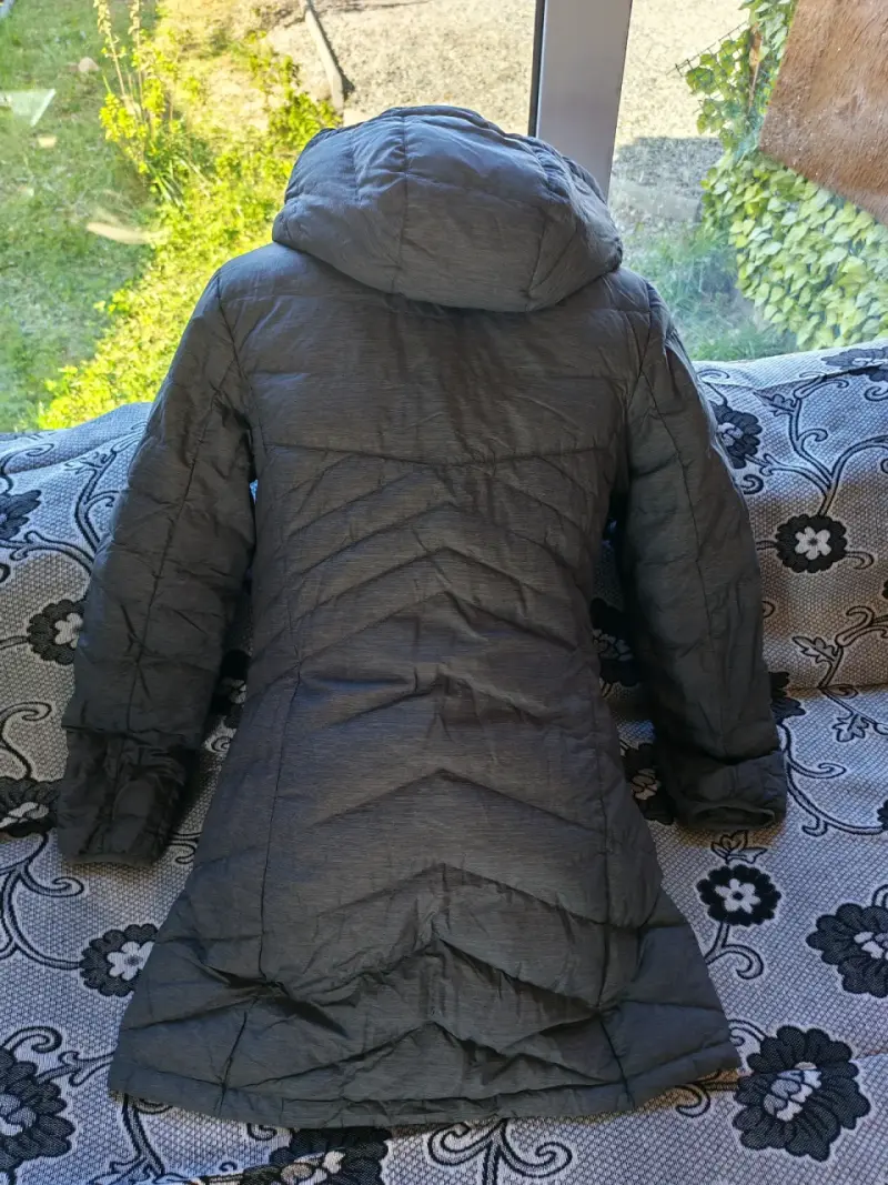 Chaqueta de invierno gris con capucha - 2
