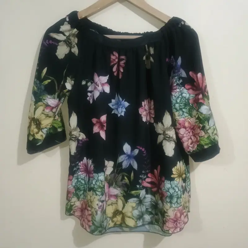 Blusa floral negra de manga tres cuartos - 1
