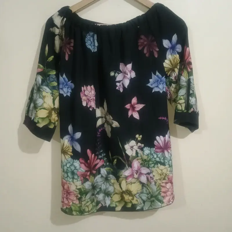 Blusa floral negra de manga tres cuartos - 2