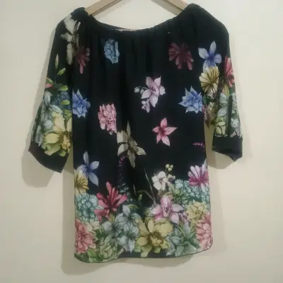 Blusa floral negra de manga tres cuartos - miniatura 2