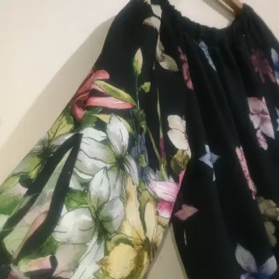 Blusa floral negra de manga tres cuartos - miniatura 3