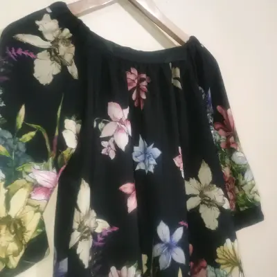 Blusa floral negra de manga tres cuartos - miniatura 4