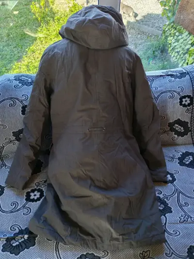Chaqueta  impermeable con capucha marrón - miniatura 2
