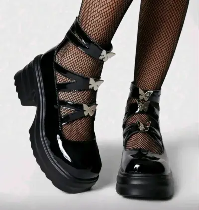 Zapatos de plataforma negros con mariposas - miniatura 1