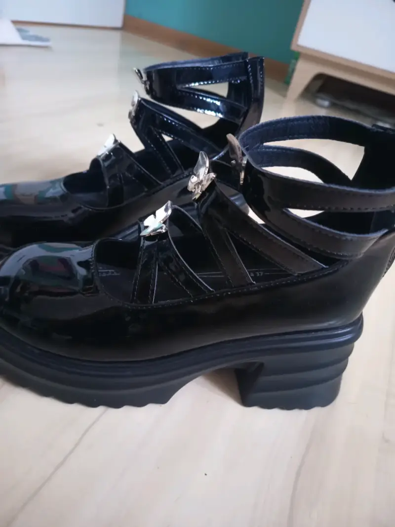 Zapatos de plataforma negros con mariposas - 2